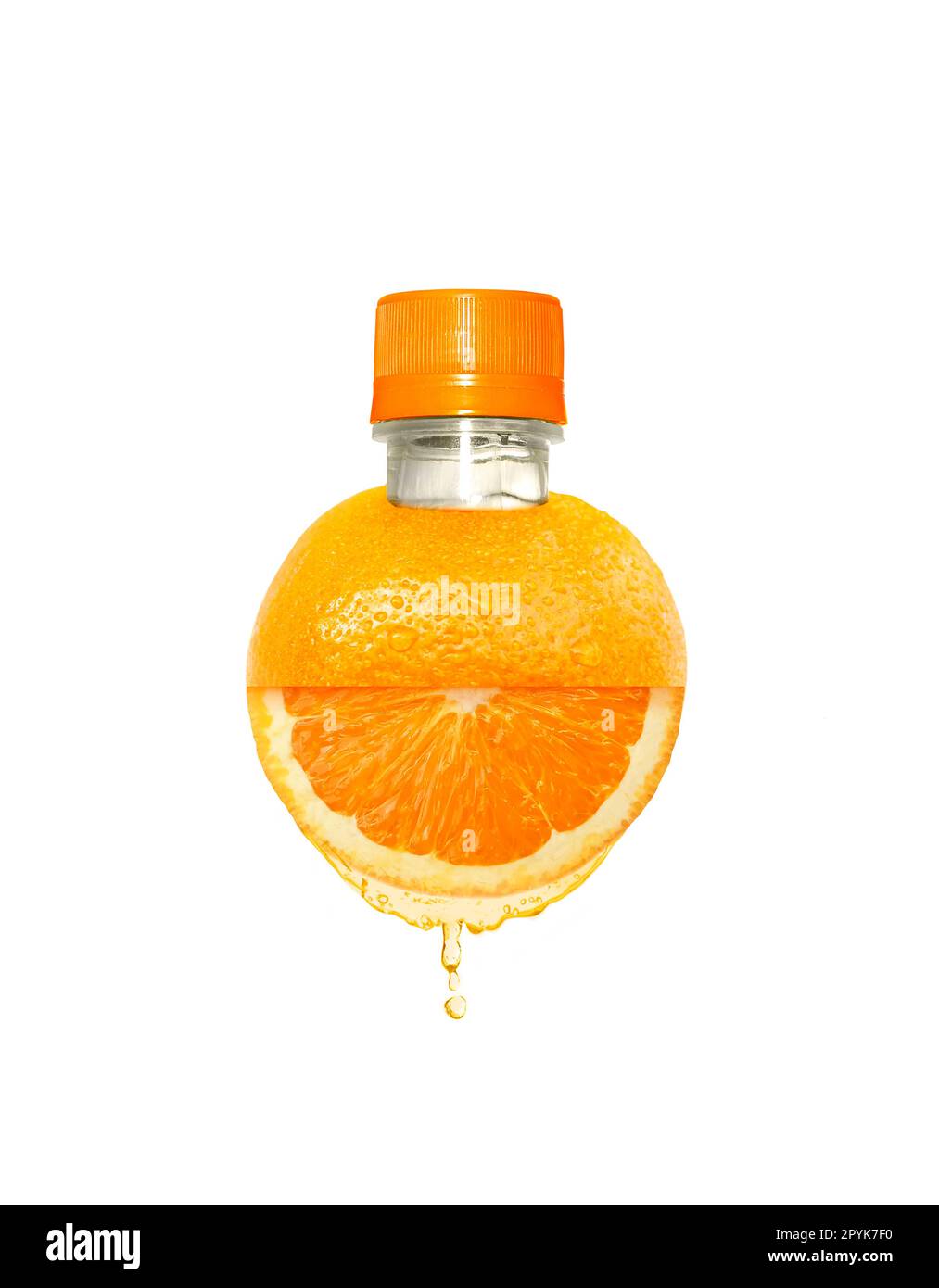 Flasche Orangensaft auf Orangenfrucht. Flach verlegt. Speisekonzept Stockfoto