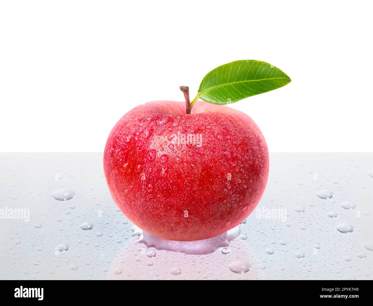 Frischer Apfel auf dem Tisch mit Wassertropfen Stockfoto