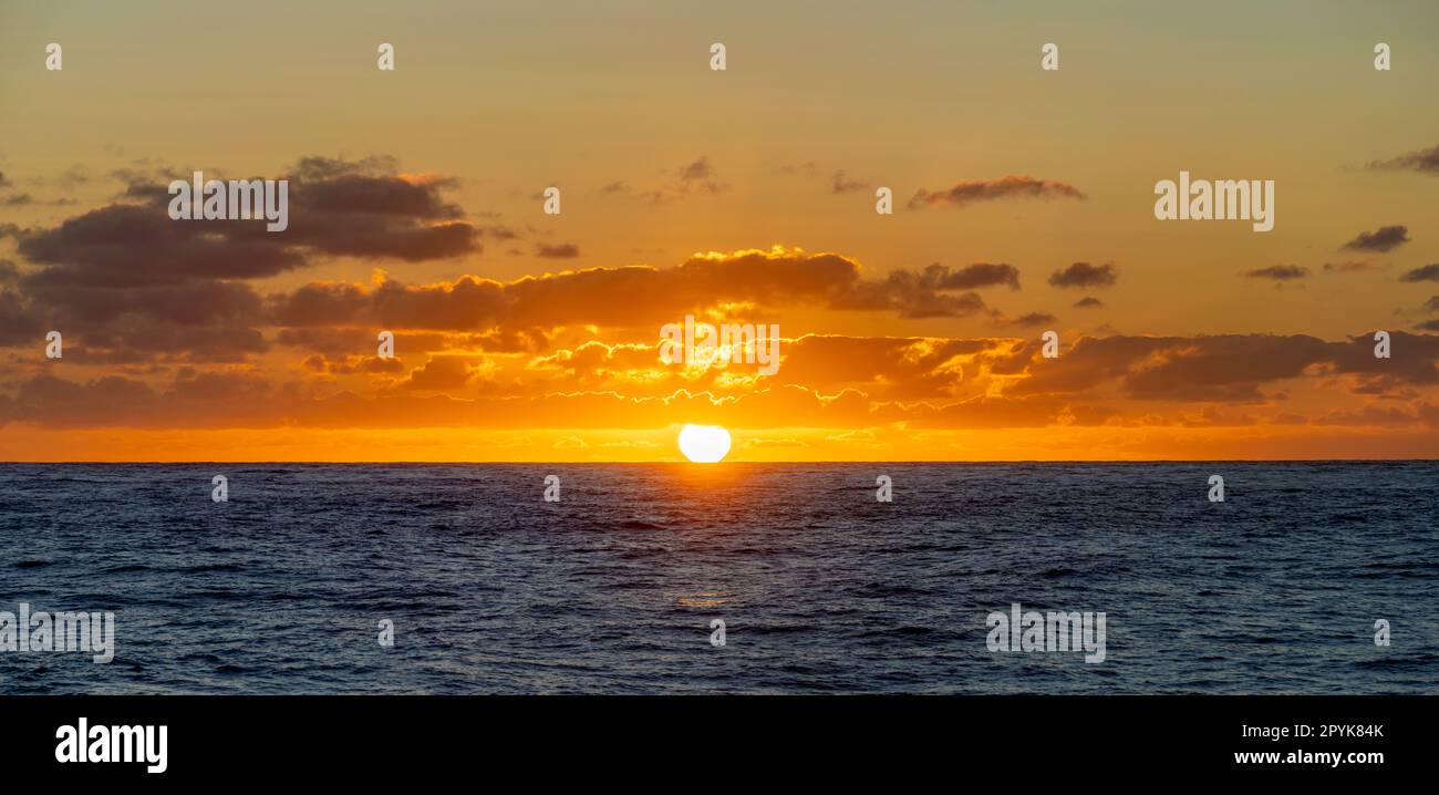 Traumhaftes Sonnenuntergangspanorama auf dem offenen, weiten Meer Stockfoto