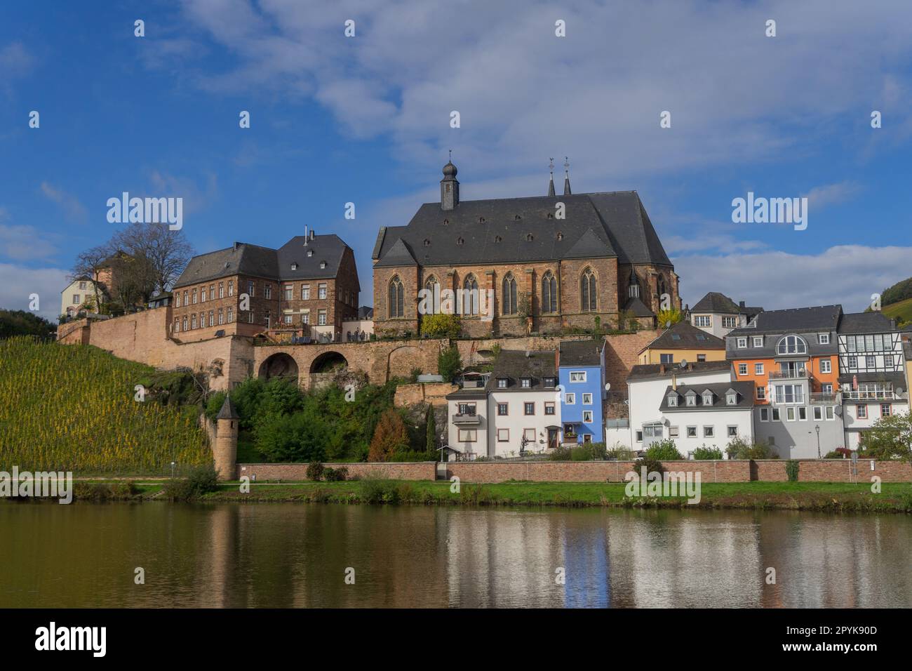 Blick auf die deutsche Stadt Saarburg mit der Kirche St. Laurentius Stockfoto