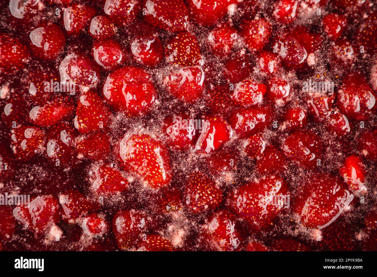 Gekochte hausgemachte Erdbeermarmelade. Stockfoto