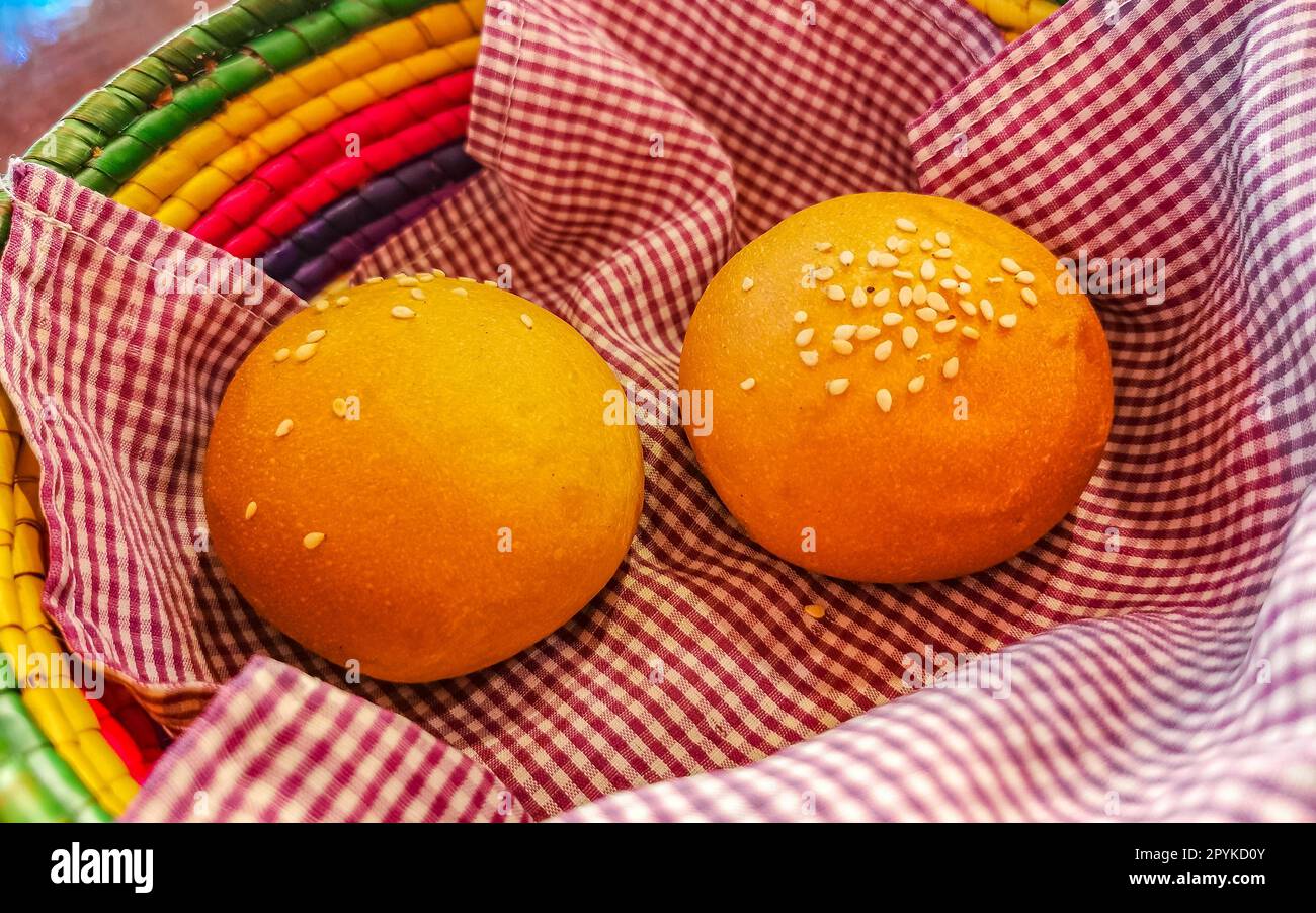 Köstliche runde Brötchen mit Sesamsamen auf dem Holztisch Mexiko. Stockfoto