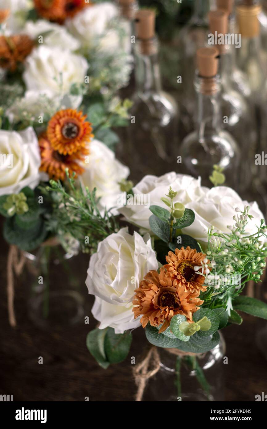 Romantische Blumenstrauß-Anordnung auf der Tischplatte für die Hochzeitsfeier Stockfoto