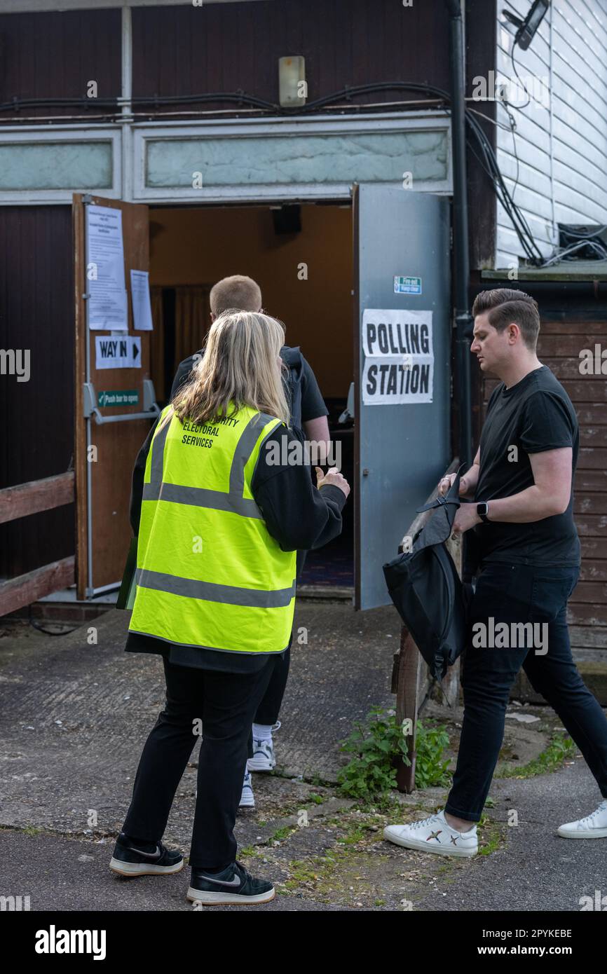 Brentwood Essex 04. Mai 2023 Wählerausweiskontrollen in einer Wahlstelle in Brentwood Essex Credit: Ian Davidson/Alamy Live News Stockfoto