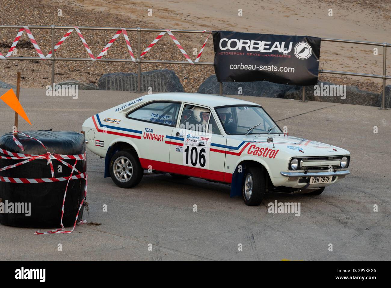 Robert Evett tritt gegen einen klassischen Morris Marina aus dem Jahr 1972 an, der bei der Corbeau Seats Rallye an der Küste in Clacton, Essex, Großbritannien, antritt. Mitfahrer Michael Evett Stockfoto