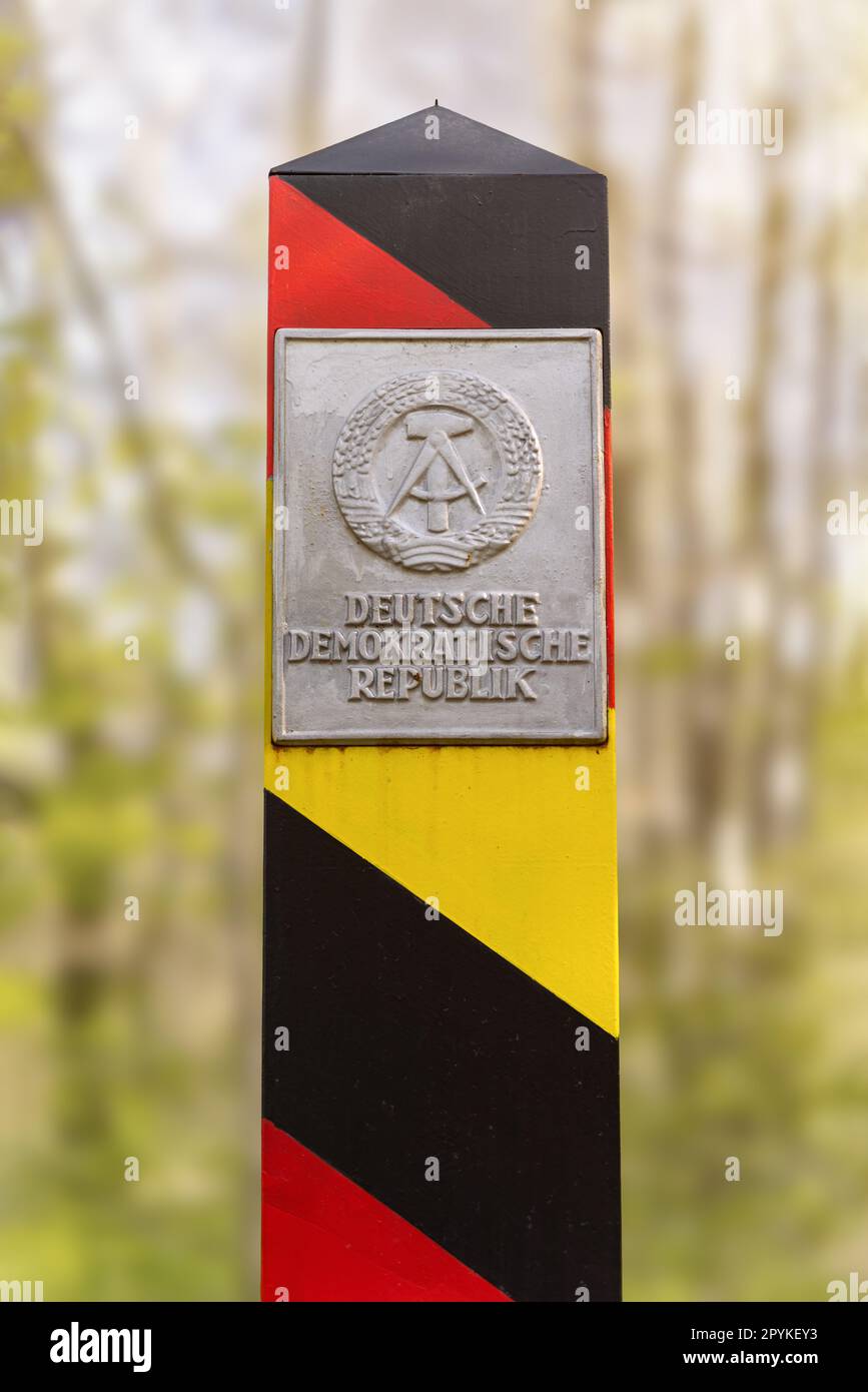 Historische Grenzsäule der Deutschen Demokratischen Republik (DDR, Ostdeutschland). Ehemaliger innerdeutscher Grenzübergang. Deutscher Grüner Gürtel, Nationalpark Harz. Stockfoto