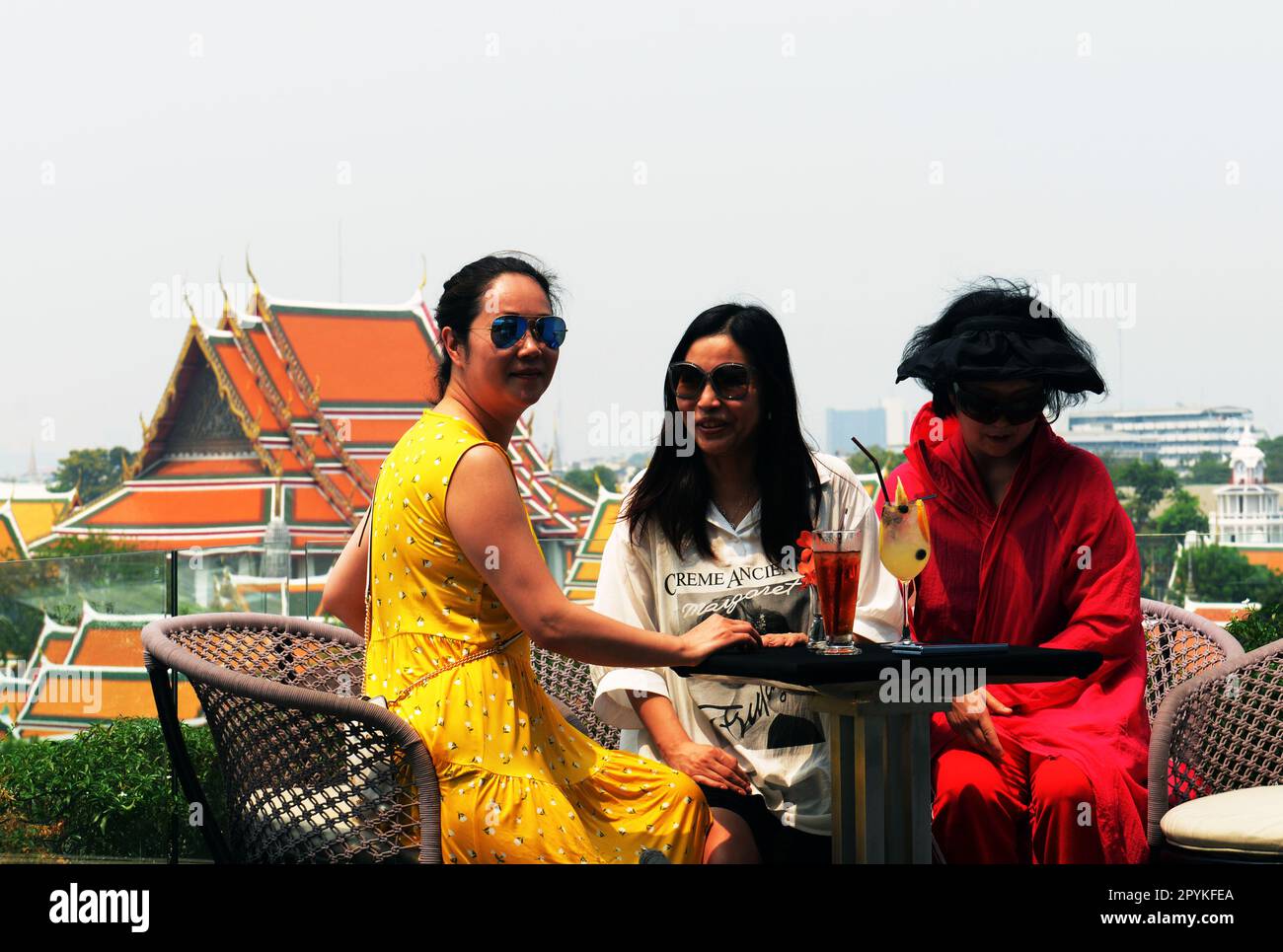 Genießen Sie Cocktails und Getränke in der stilvollen Dachbar des Riva Arun Bangkok Hotels. Stockfoto