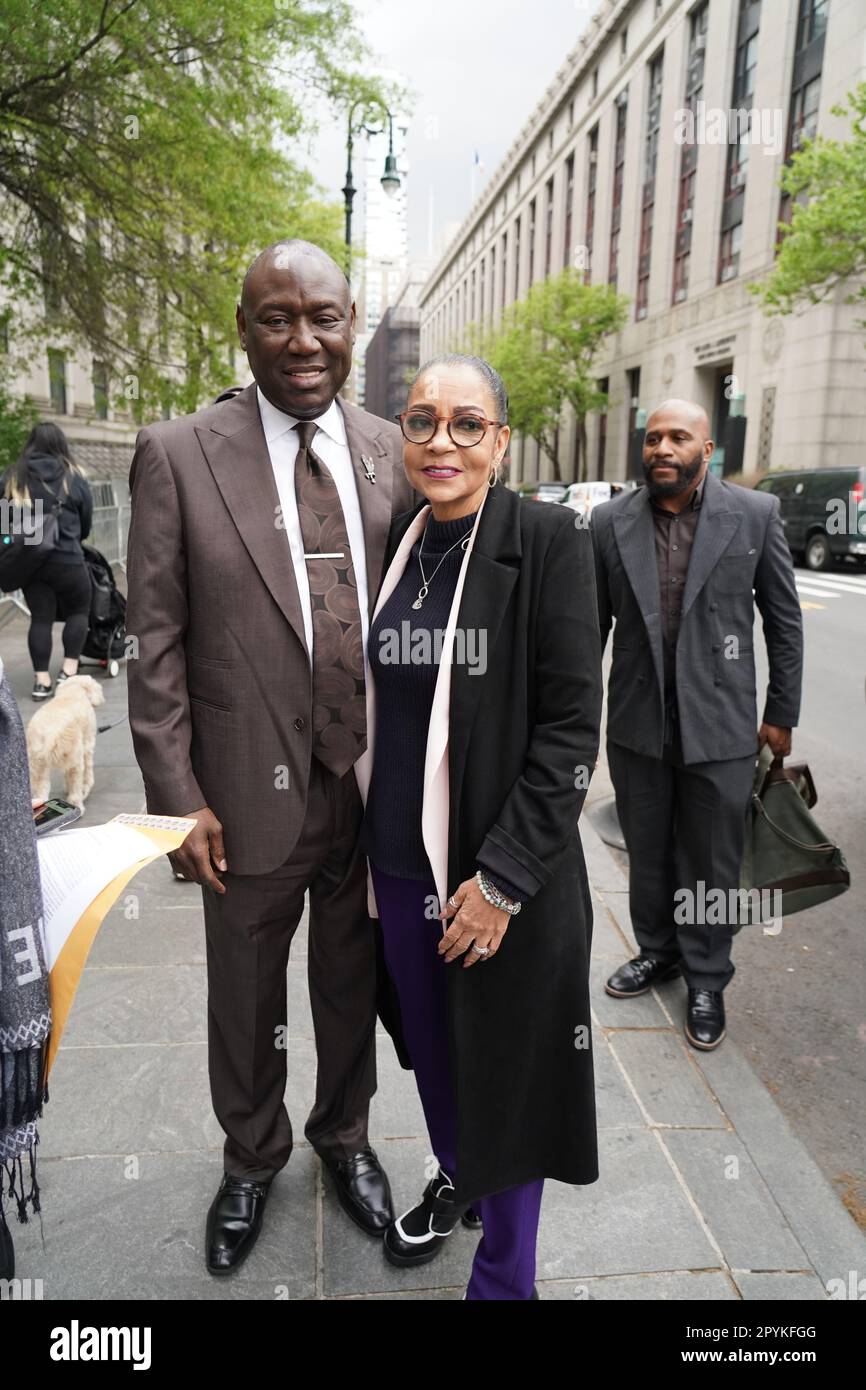 New York, Usa. 02. Mai 2023. Kathryn Griffin-Townsend (Tochter von Marvin Gaye) und der Anwalt Ben Crump verlassen das Manhattan Federal Court Gebäude, nachdem er von einer angeblichen Urheberrechtsverletzung durch den Musiker Ed Sheeran an an der von Marvin Gaye verfassten Musik „Let's Get IT On“ gehört hatte. Kredit: SOPA Images Limited/Alamy Live News Stockfoto