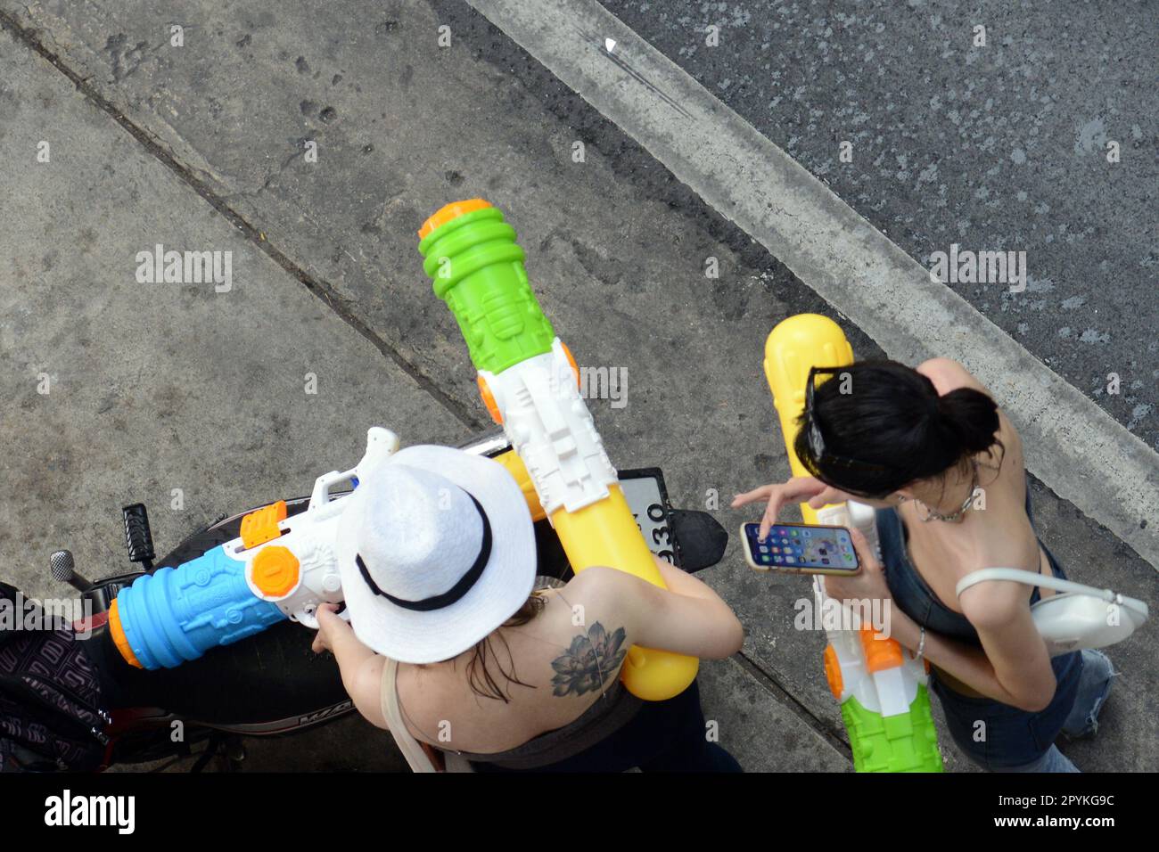 Feierlichkeiten von Songkran auf der Rama I Road in der Nähe des Siam Square in Bangkok, Thailand. Stockfoto