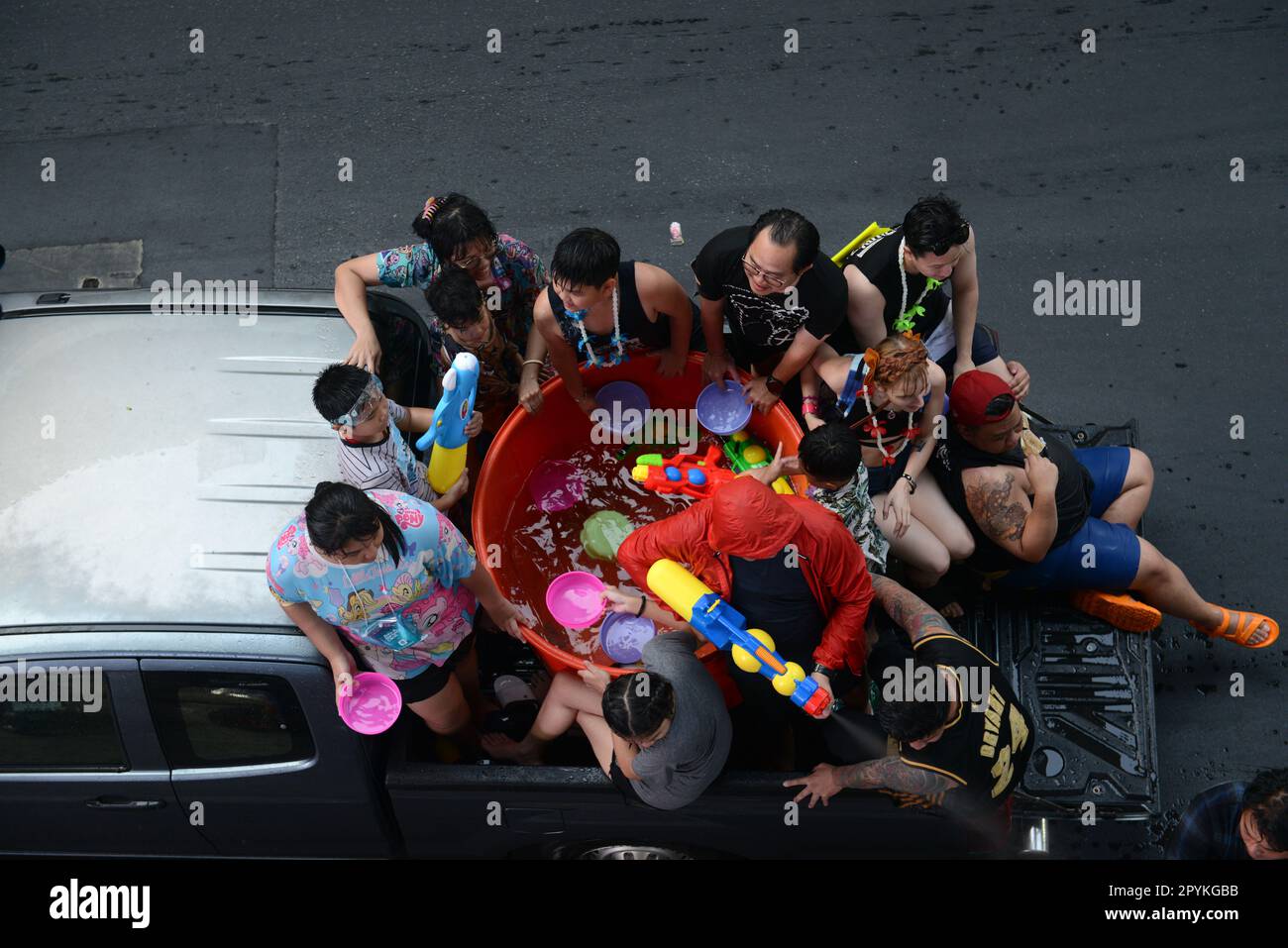 Feierlichkeiten von Songkran auf der Rama I Road in der Nähe des Siam Square in Bangkok, Thailand. Stockfoto