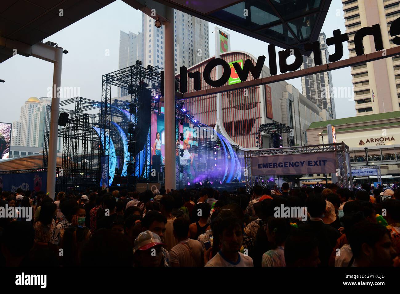 Sie durchquerte das Einkaufszentrum Central World in Bangkok, Thailand. Stockfoto