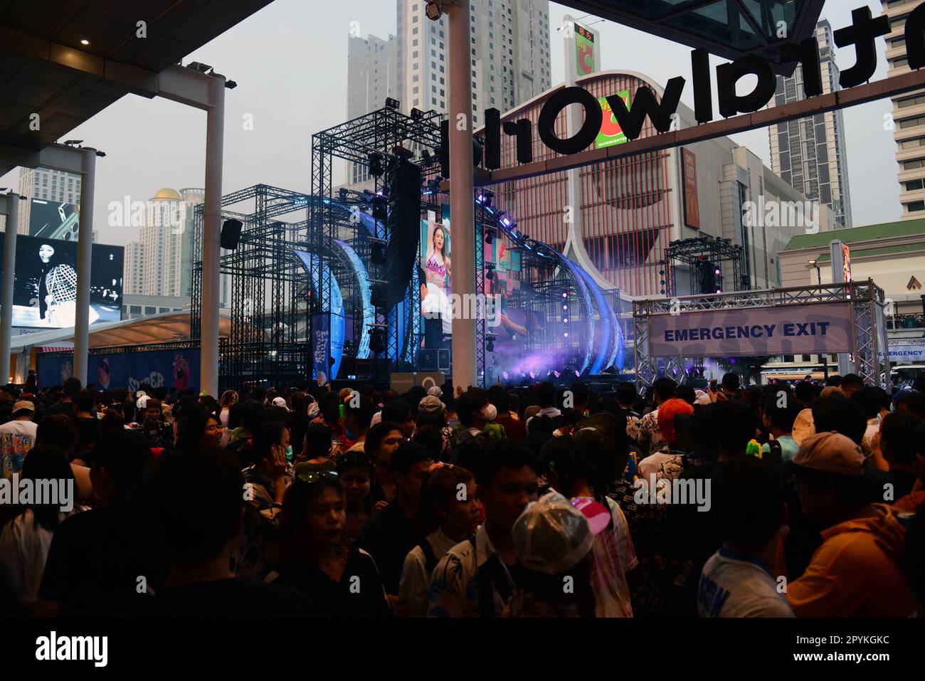 Sie durchquerte das Einkaufszentrum Central World in Bangkok, Thailand. Stockfoto