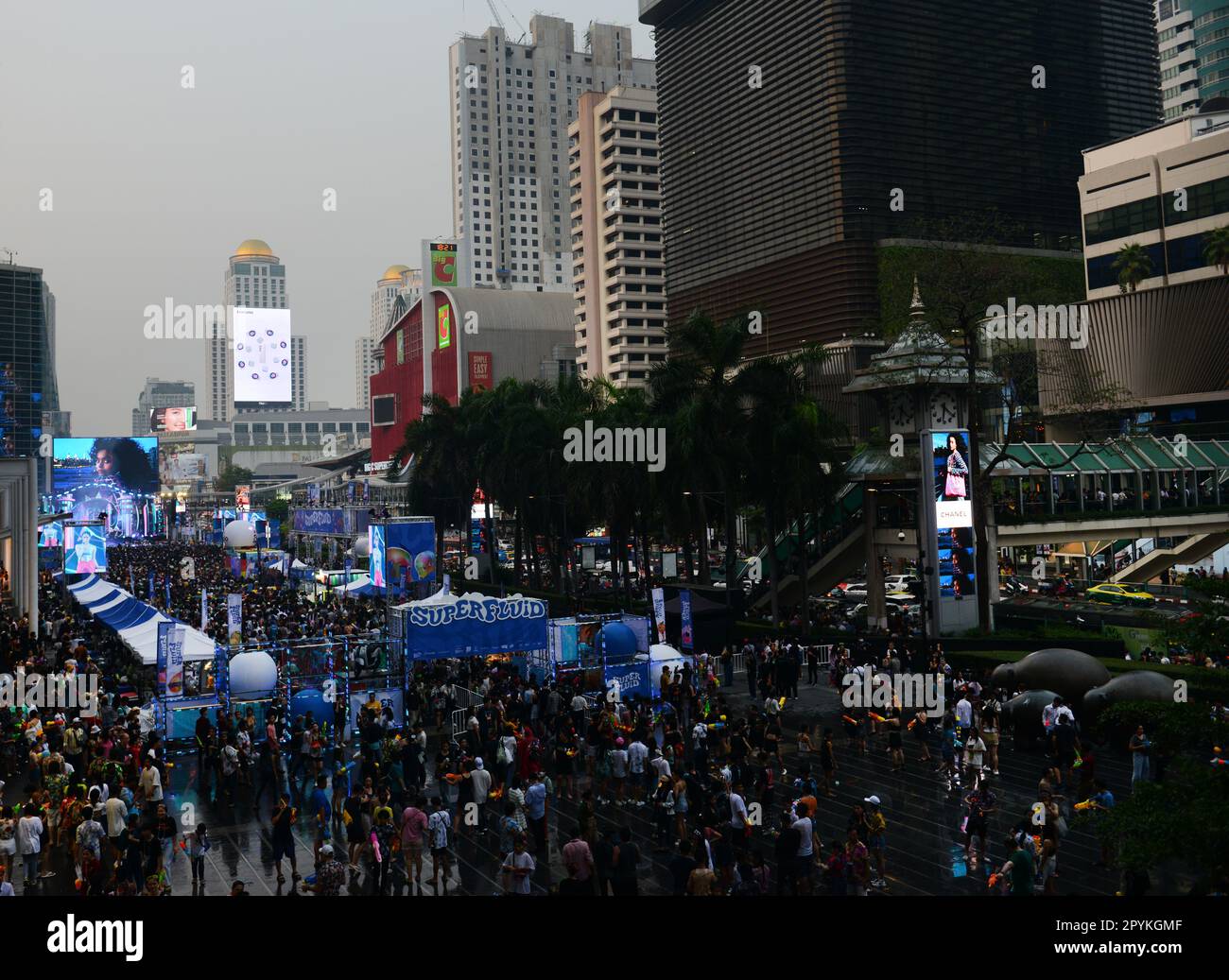 Bangkok, Thailand. Big Crown, der während des Songkran Festivals an einer Lebervorstellung in der Central World Shopping Mall auf der Ratchadamri Road teilnimmt. Stockfoto