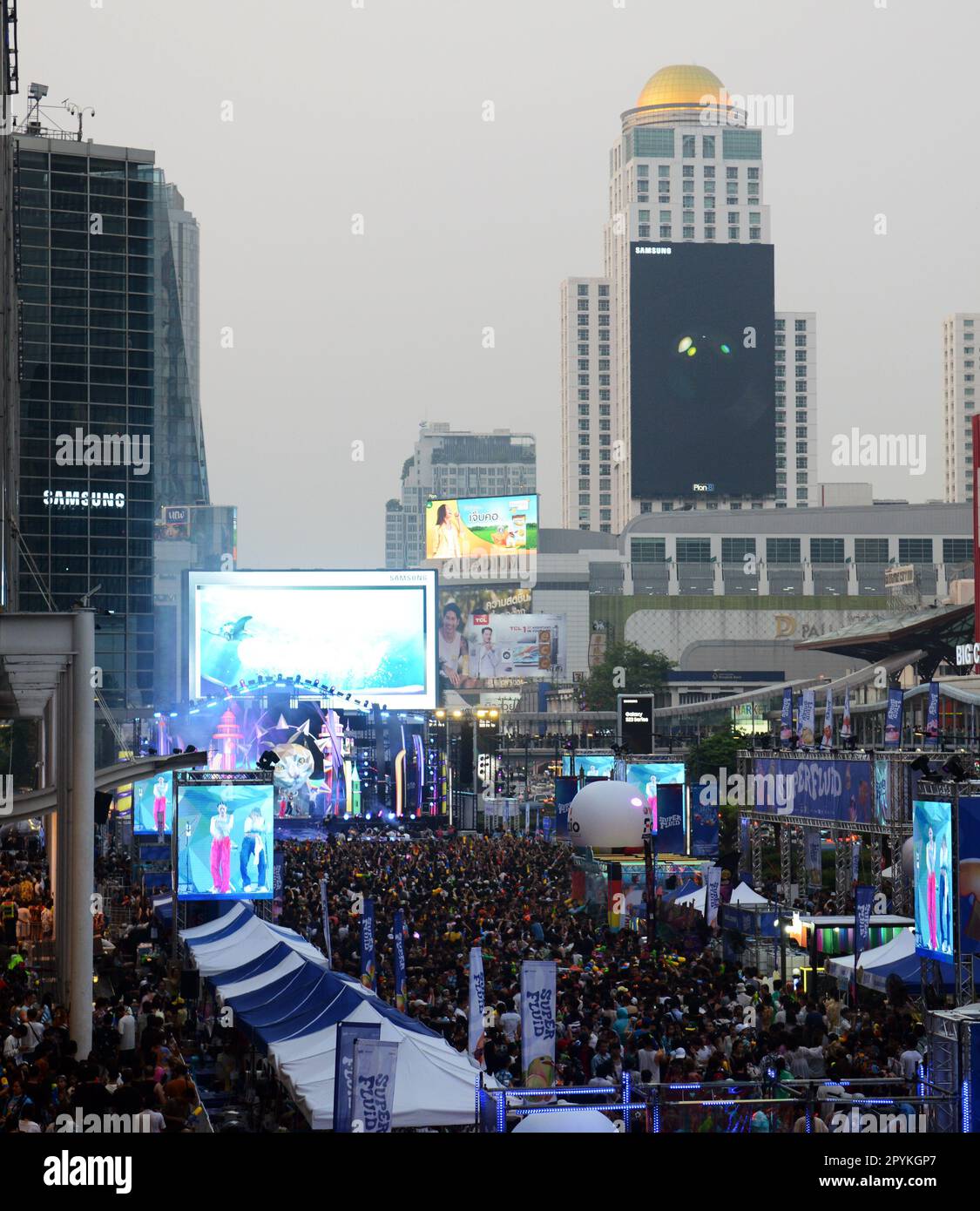 Bangkok, Thailand. Big Crown, der während des Songkran Festivals an einer Lebervorstellung in der Central World Shopping Mall auf der Ratchadamri Road teilnimmt. Stockfoto