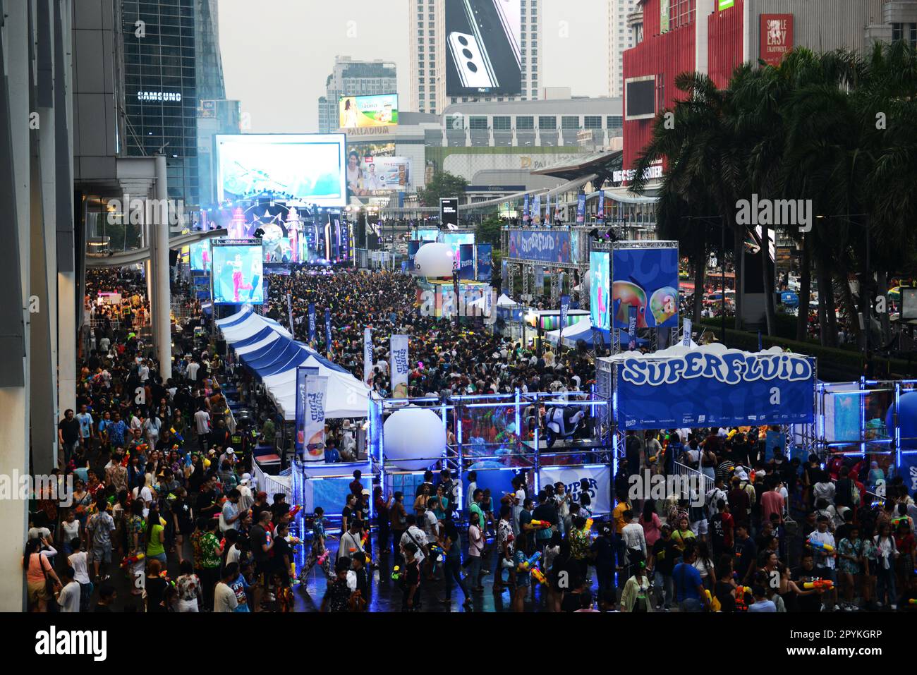 Bangkok, Thailand. Big Crown, der während des Songkran Festivals an einer Lebervorstellung in der Central World Shopping Mall auf der Ratchadamri Road teilnimmt. Stockfoto