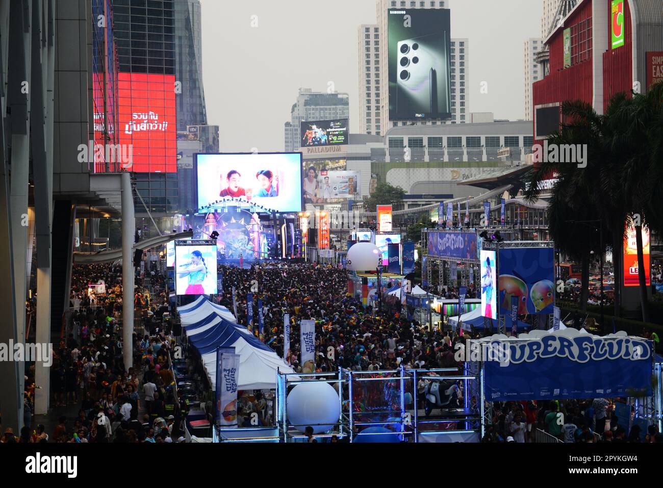 Bangkok, Thailand. Big Crown, der während des Songkran Festivals an einer Lebervorstellung in der Central World Shopping Mall auf der Ratchadamri Road teilnimmt. Stockfoto