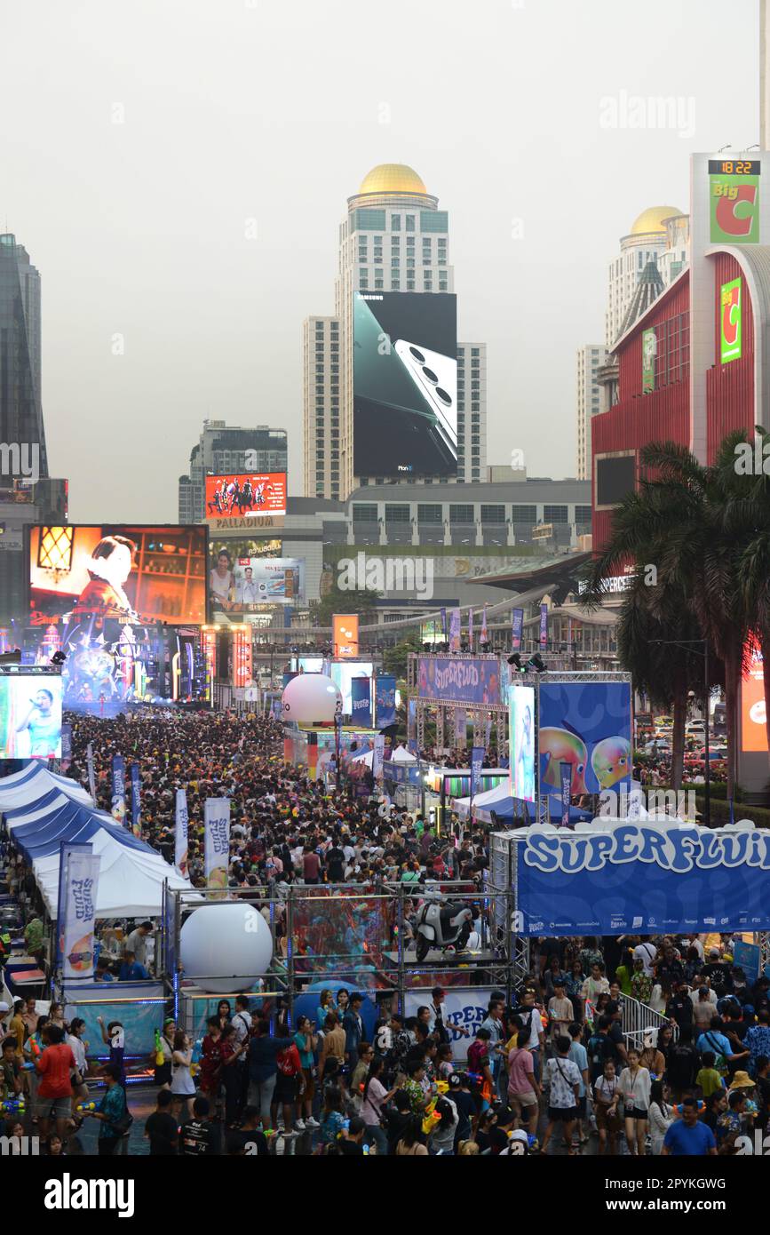 Bangkok, Thailand. Big Crown, der während des Songkran Festivals an einer Lebervorstellung in der Central World Shopping Mall auf der Ratchadamri Road teilnimmt. Stockfoto