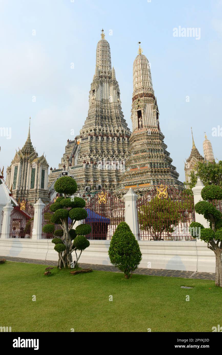 Der zentrale Turm des Wat Arun („Tempel der Morgenröte“) in Bangkok, Thailand, Stockfoto
