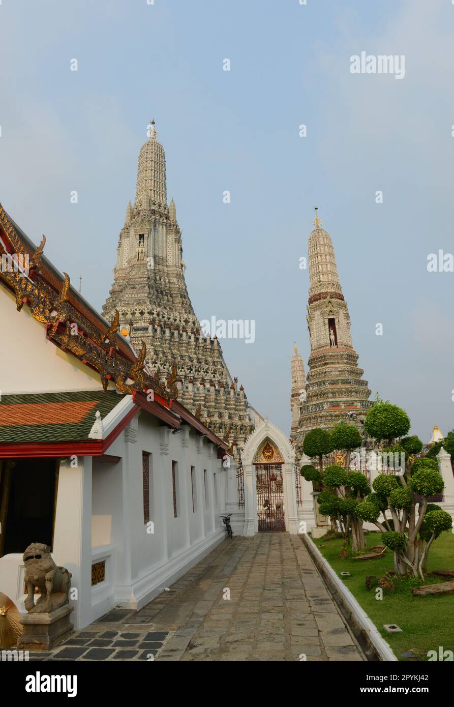 Der zentrale Turm des Wat Arun („Tempel der Morgenröte“) in Bangkok, Thailand, Stockfoto