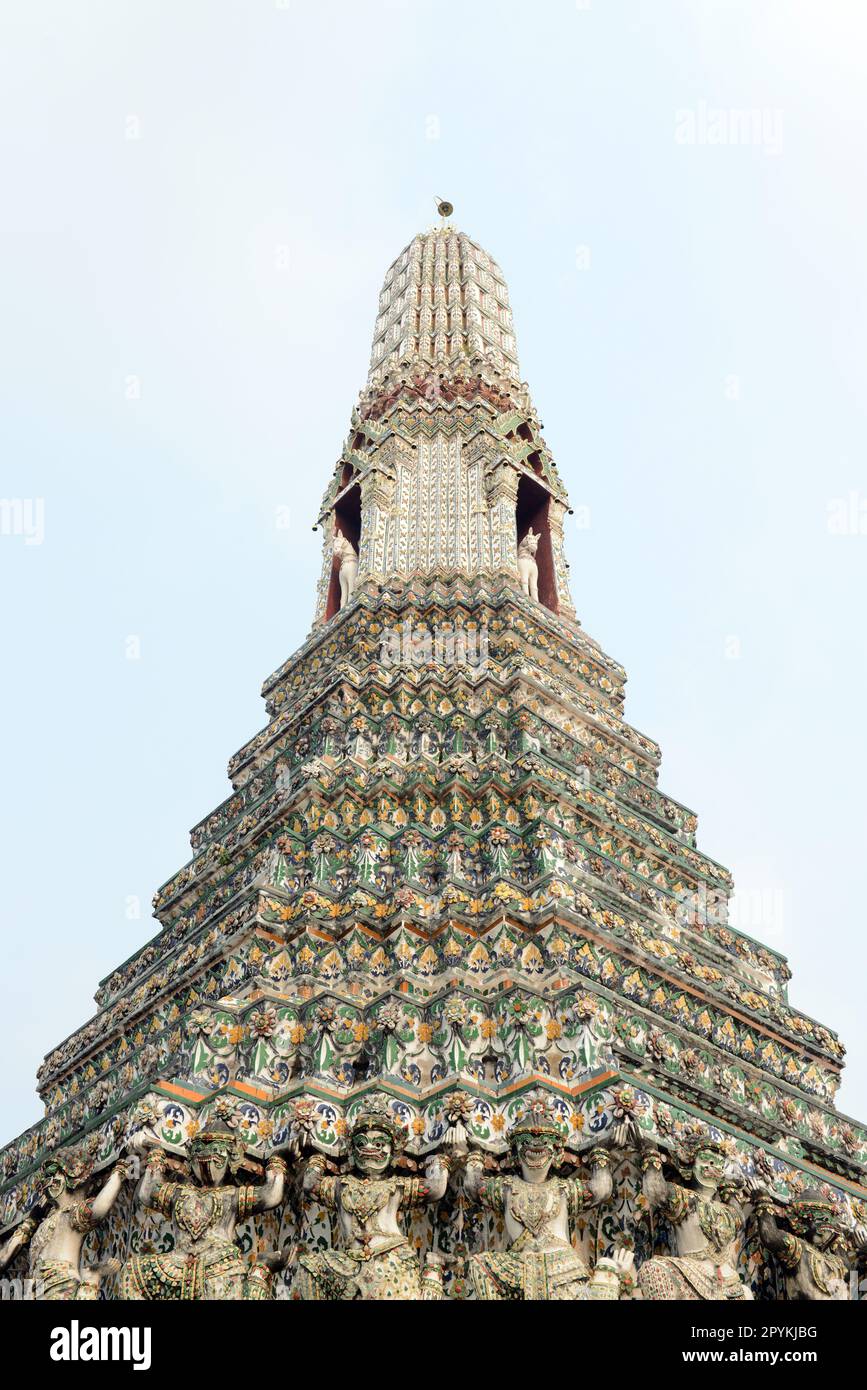 Der zentrale Turm des Wat Arun („Tempel der Morgenröte“) in Bangkok, Thailand, Stockfoto