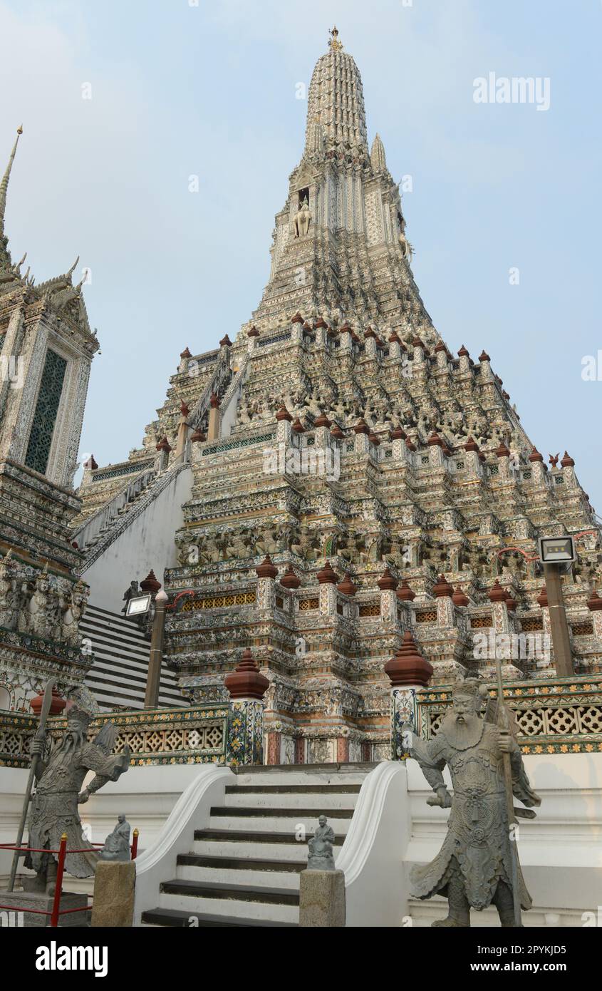 Der zentrale Turm des Wat Arun („Tempel der Morgenröte“) in Bangkok, Thailand, Stockfoto