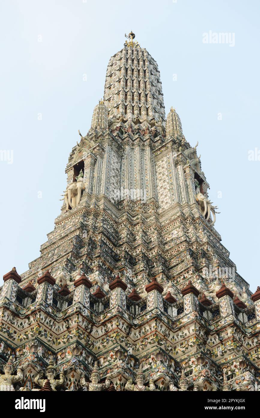 Der zentrale Turm des Wat Arun („Tempel der Morgenröte“) in Bangkok, Thailand, Stockfoto