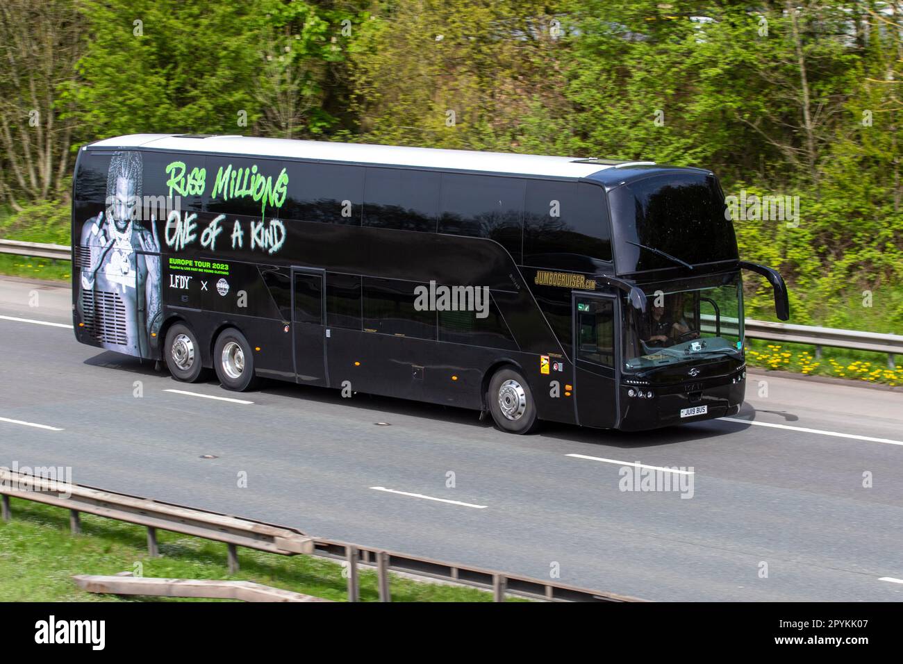 RUSS MILLION 2023 Jumbo Cruiser Europe Black Tour Bus LFDY. Rapper aus Großbritannien, auch bekannt als Shylo Batchelor Ashby Milwood Stockfoto