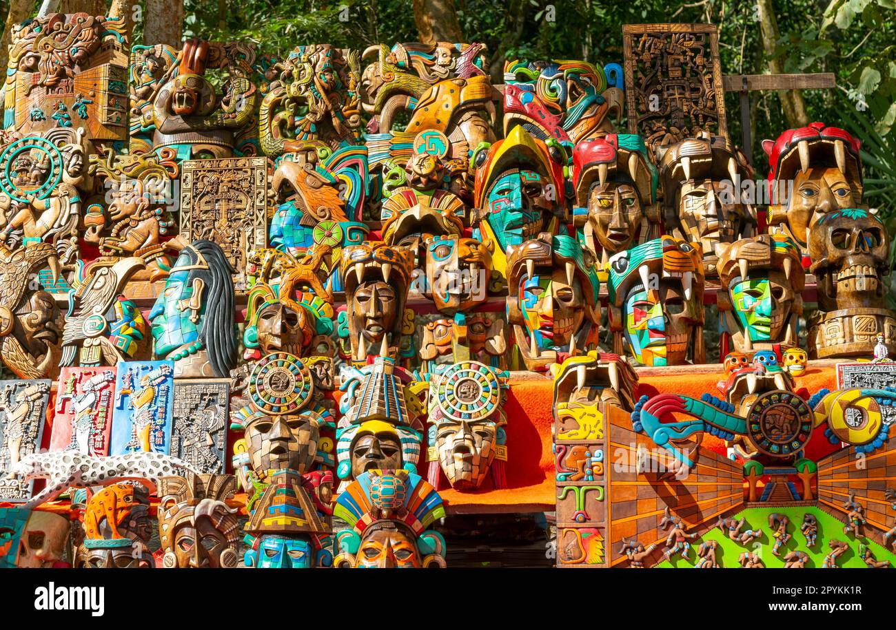 Souvenir hölzerne Gesichtsmasken im Verkauf, Chichén Itzá, Maya-Ruinen, Yucatan, Mexiko Stockfoto