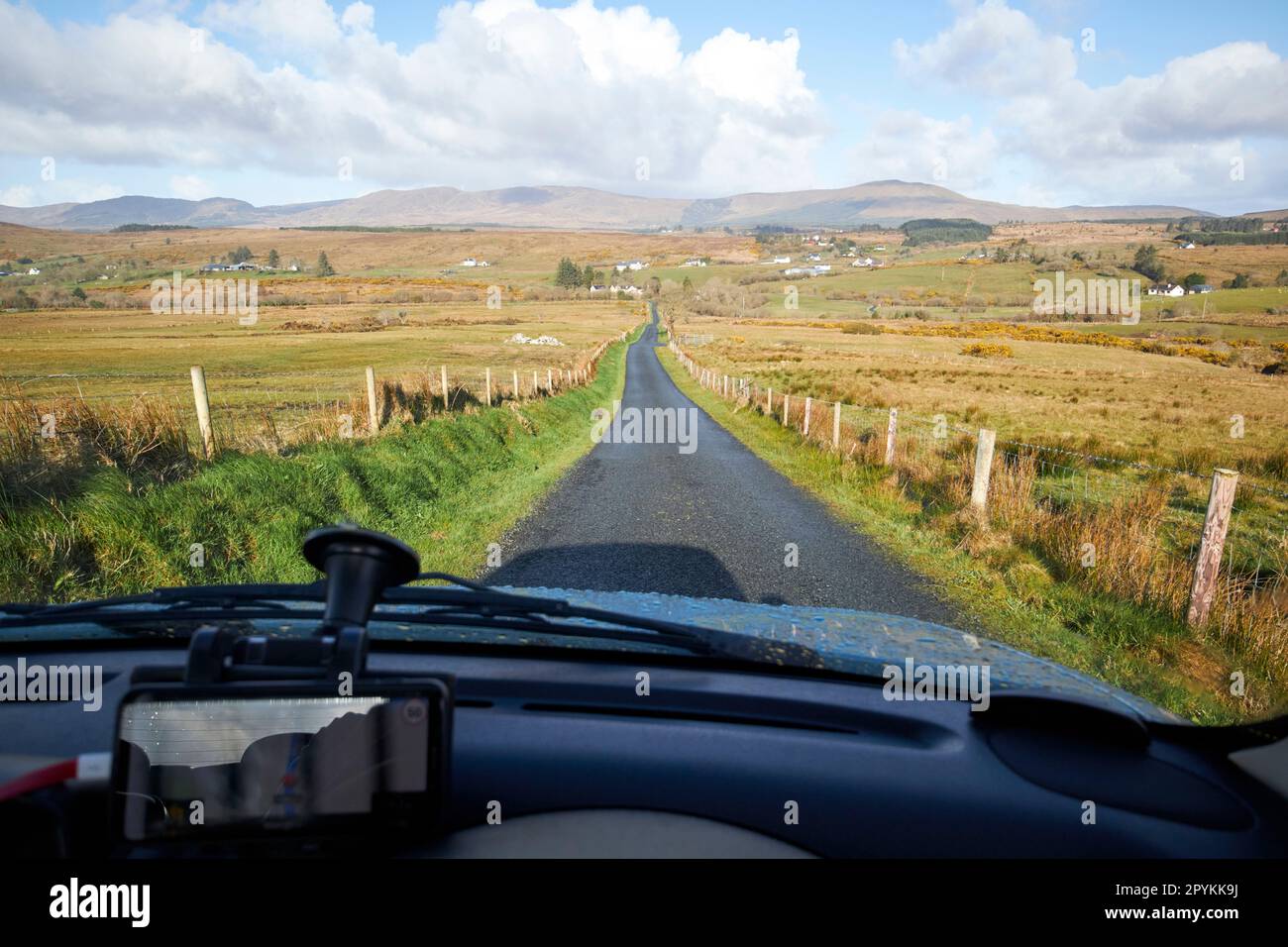 Nutzung von Navi zur Fahrt der weniger befahrenen Straße im Landkreis donegal republik irland Stockfoto