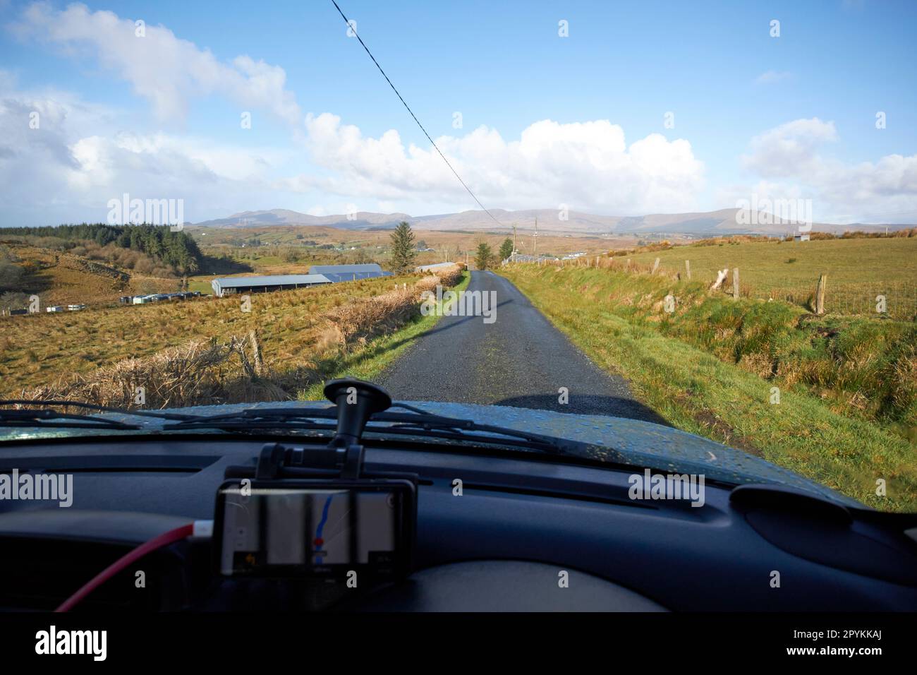 Nutzung von Navi zur Fahrt der weniger befahrenen Straße im Landkreis donegal republik irland Stockfoto