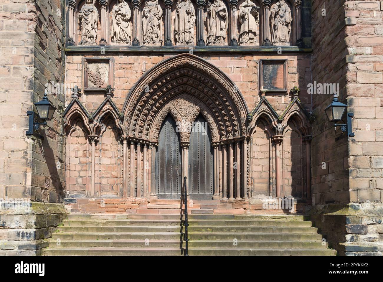 Die Kathedrale von Lichfield ist die einzige mittelalterliche Kathedrale mit drei Türmen in Großbritannien. Es wurde 1340 im gotischen Stil fertiggestellt. Stockfoto