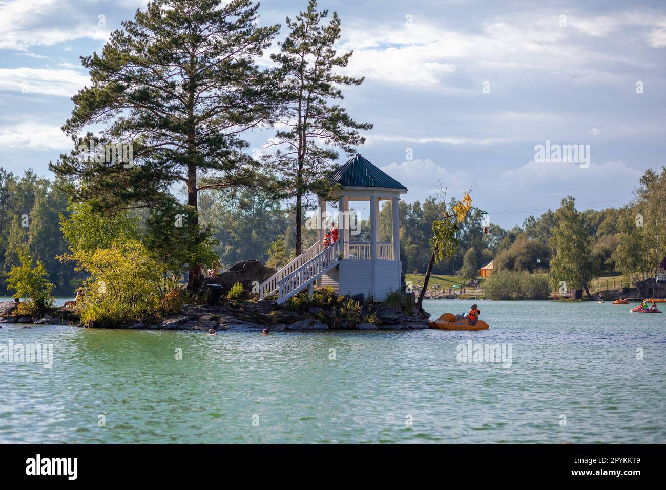 14.08.2022, Republik Altai, Russland. Eine kleine Insel am Aya-See im Altai-Territorium oder in der Republik Altai. Die Leute ruhen sich aus und schwimmen. Da ist eine kleine Ga Stockfoto