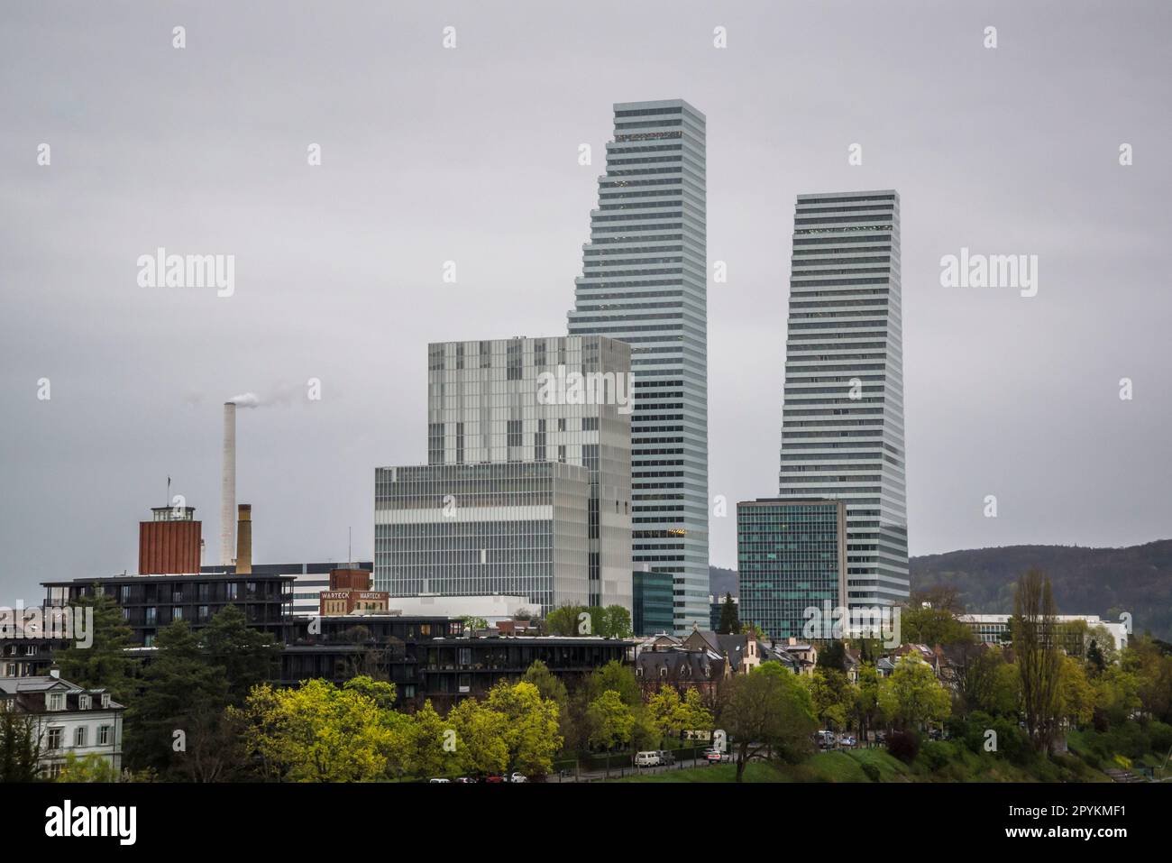 Wolkenkratzer der Roche Towers Gebäude 1 und Gebäude 2, entworfen von der Architekturfirma Herzog und de Meuron, Basel, Schweiz Stockfoto