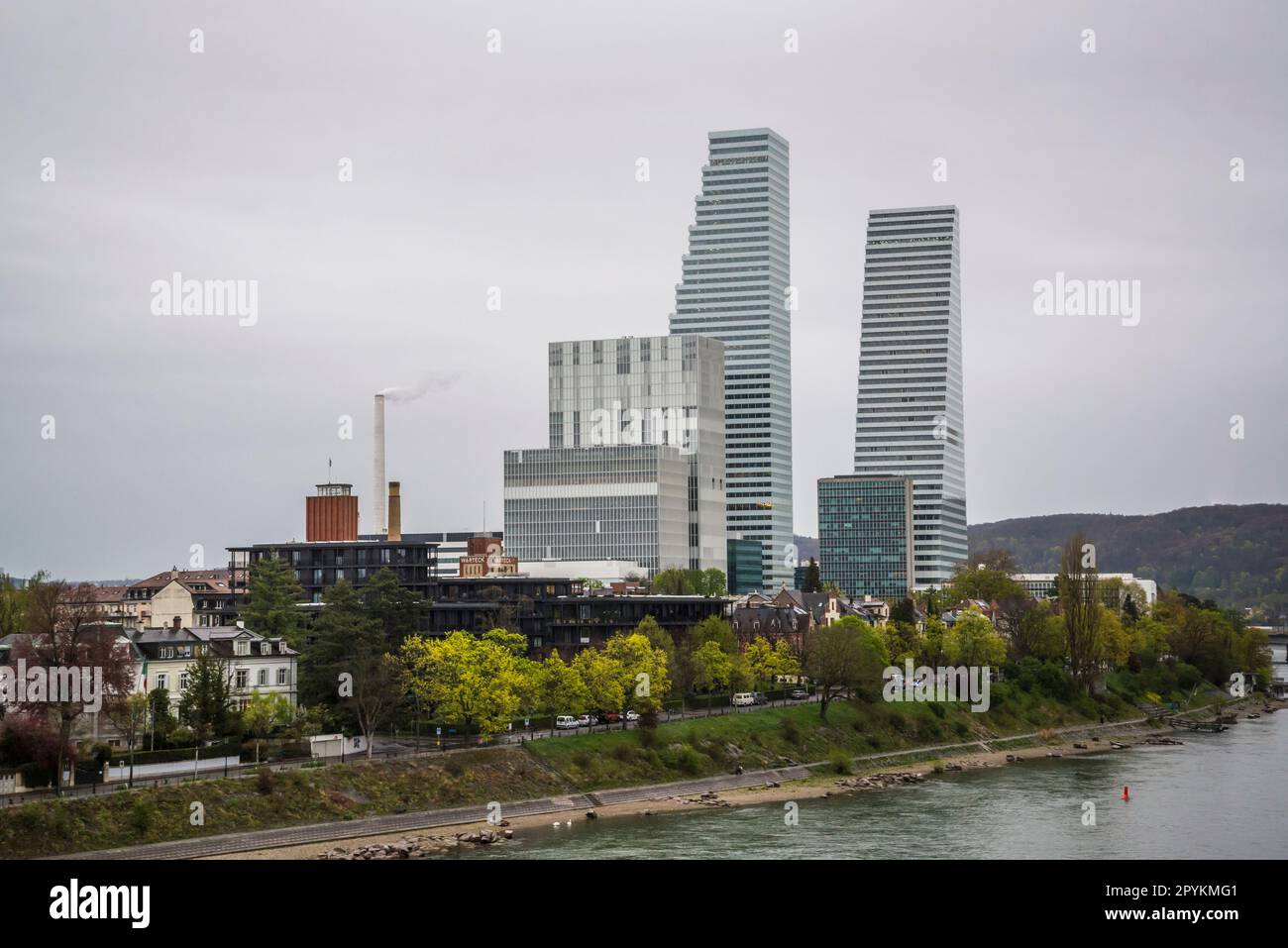 Wolkenkratzer der Roche Towers Gebäude 1 und Gebäude 2, entworfen von der Architekturfirma Herzog und de Meuron, Basel, Schweiz Stockfoto