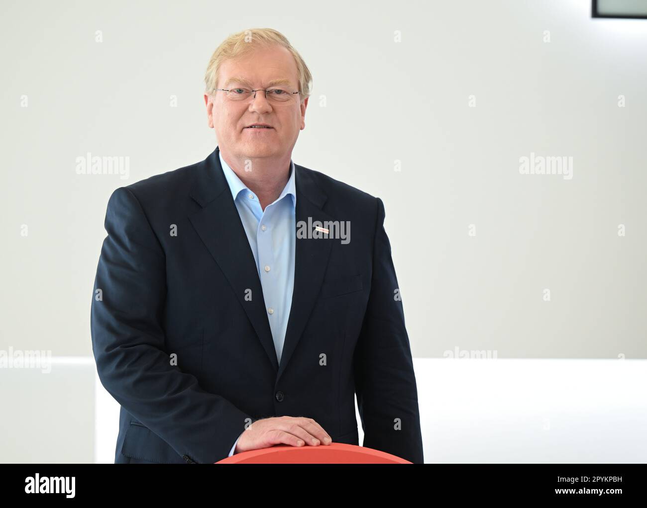 04. Mai 2023, Baden-Württemberg, Renningen: Stefan Hartung, Vorstandsvorsitzender der Bosch Technologiegruppe, steht vor der jährlichen Pressekonferenz vor einem Bosch Logo. Am 4. Mai gibt Bosch seine Geschäftszahlen auf einer jährlichen Pressekonferenz bekannt. Foto: Bernd Weißbrod/dpa Stockfoto