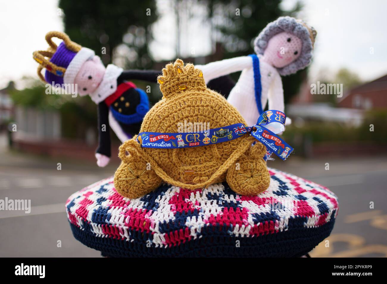 Eine gestrickte Briefkastenauflage zur Feier der Krönung von König CharlesIII ist in Manchester, Großbritannien, zu sehen. Kredit: Jon Super/Alamy Live News. Stockfoto