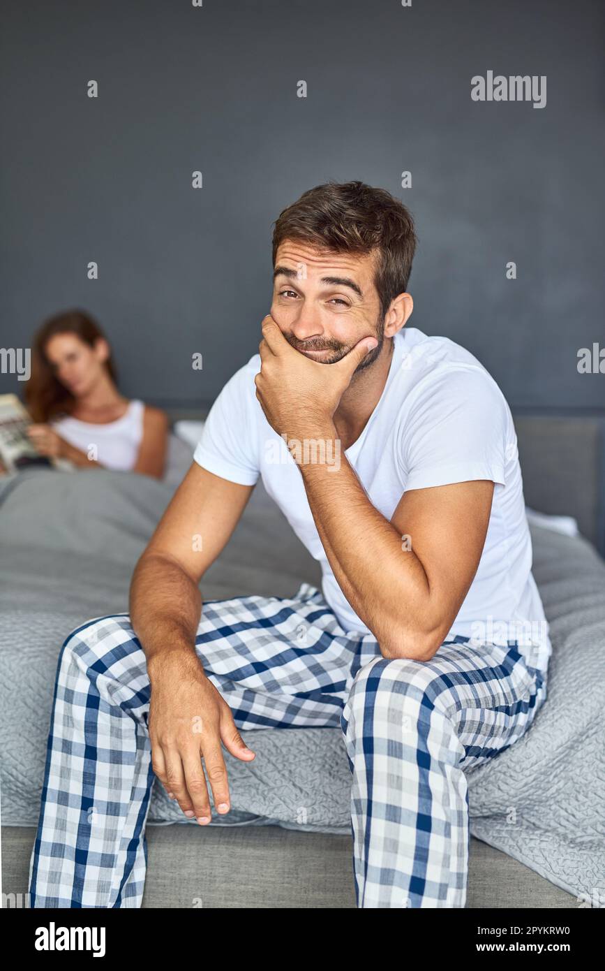 Ich bin jetzt in der Hundekiste. Ein junges Paar mit Eheproblemen im Schlafzimmer zu Hause. Stockfoto