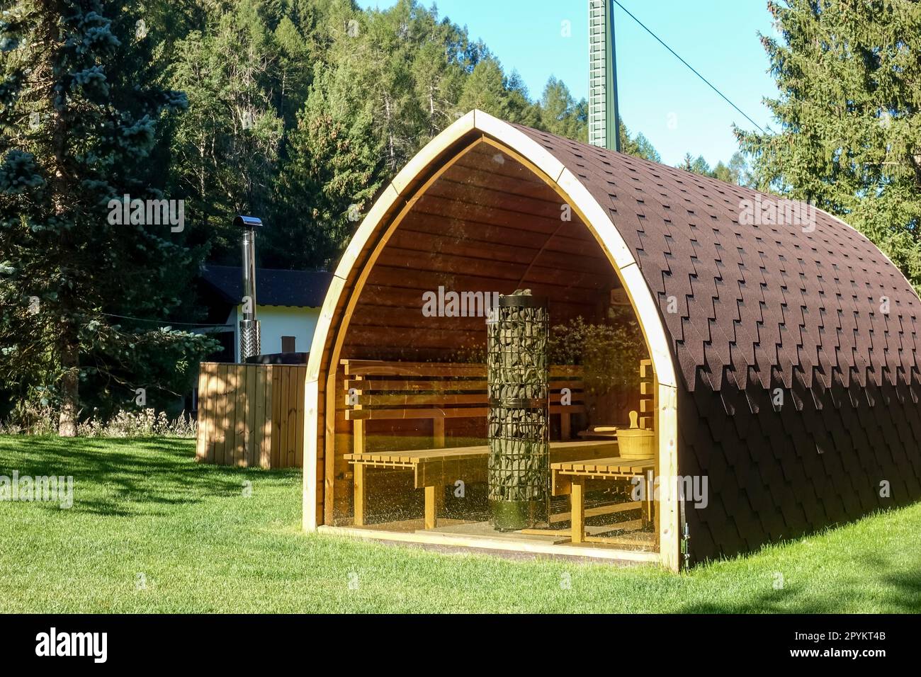 Sauna im Freien mit einem Glasfenster, um der Natur im Wald nahe zu sein Stockfoto