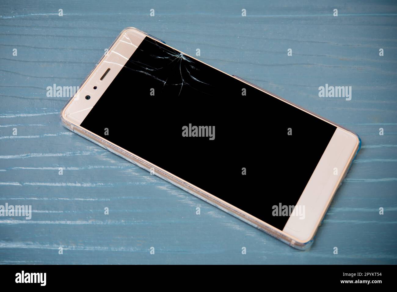 Smartphone mit kaputtem Bildschirm auf Holz Stockfoto