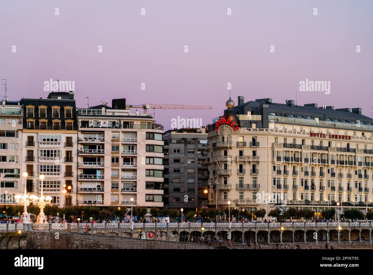 San Sebastian, SPANIEN - 09 2022. Juli: Wunderschöner Panoramablick auf San Sebastian - Donostia bei Sonnenuntergang. Die Straßenbeleuchtung ist an Stockfoto