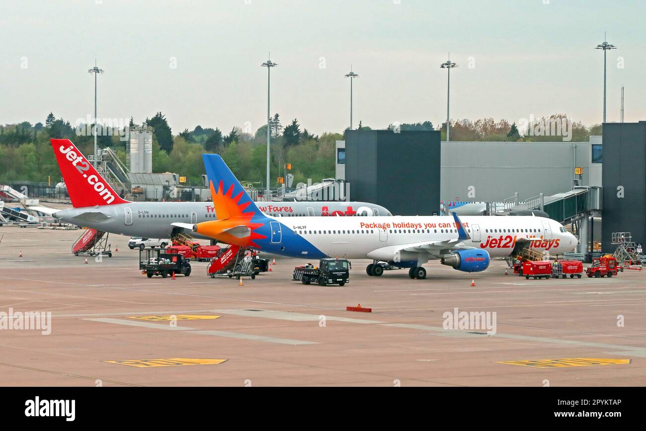 Jet2 Flugzeuge, G-LSAI und G-HLYF, Jet2holidays - Pauschalreisen, denen Sie vertrauen können, britisches Urlaubsunternehmen - freundliche niedrige Preise Stockfoto