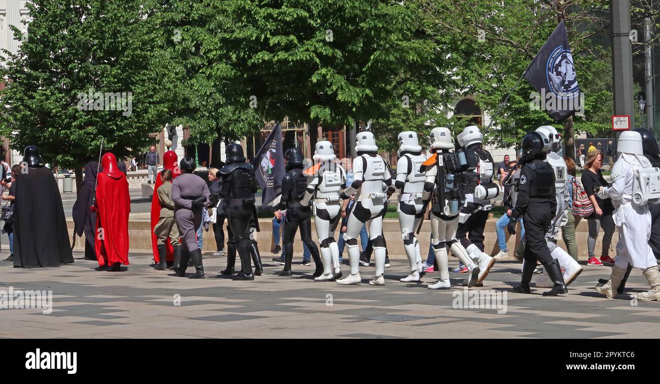 Ungarische 501. Legion Chimaera Squad, Walking through Vörösmarty tér 1, Budapest, 1051 Ungarn Stockfoto