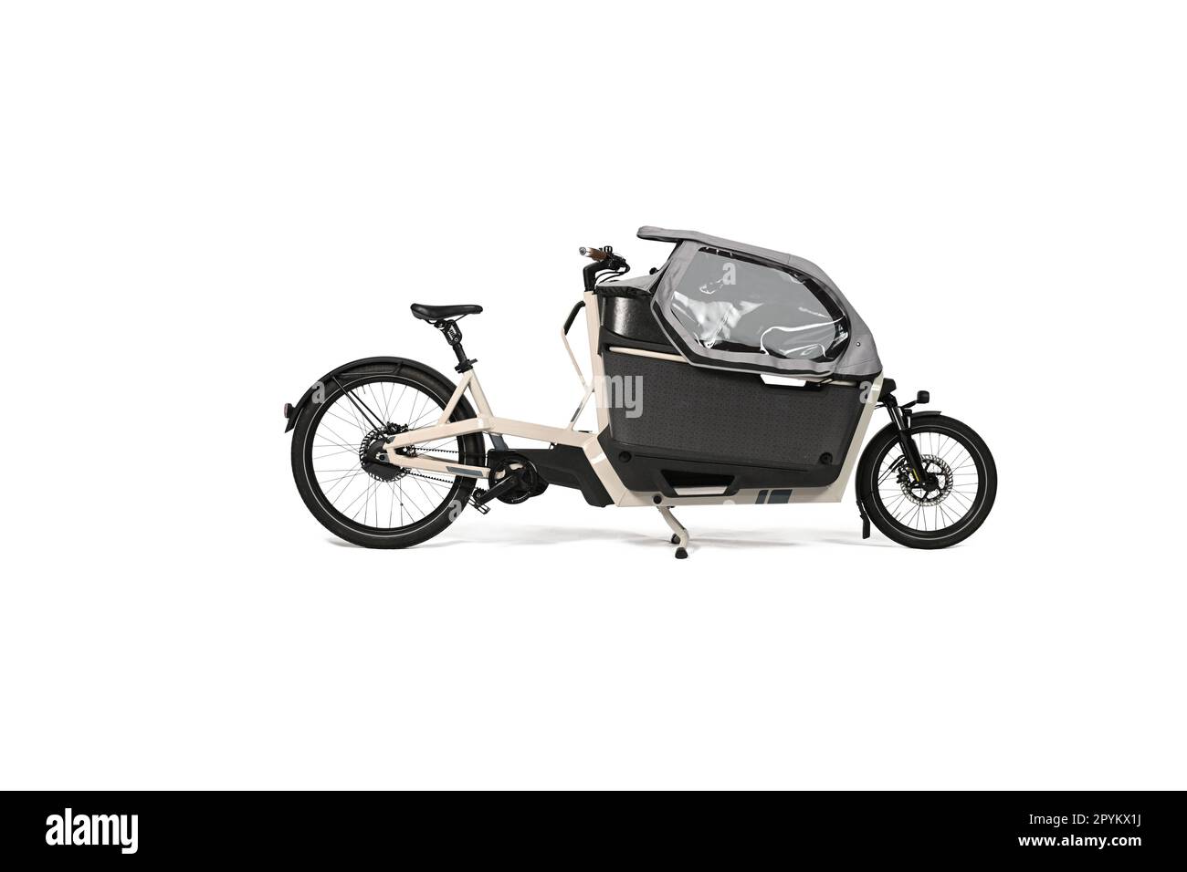 Ein modernes Fahrrad mit Fracht auf der Vorderseite, isoliert auf weißem Hintergrund. Stockfoto