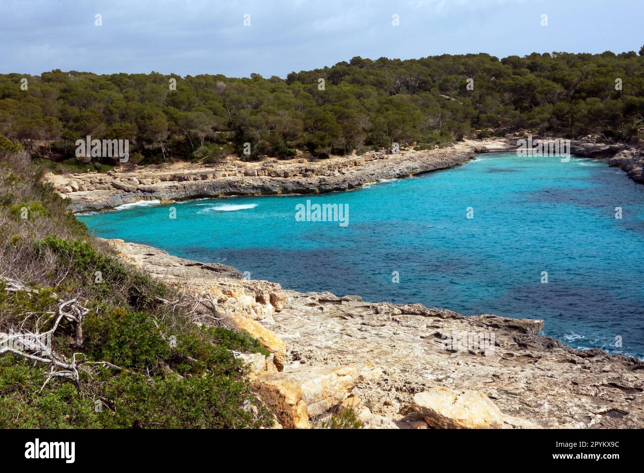 Cala Mondrago ist ein abgeschiedener Resort-Strand auf Mallorca mit ruhigen Gewässern, die von umliegenden Landschaften geschützt sind Stockfoto