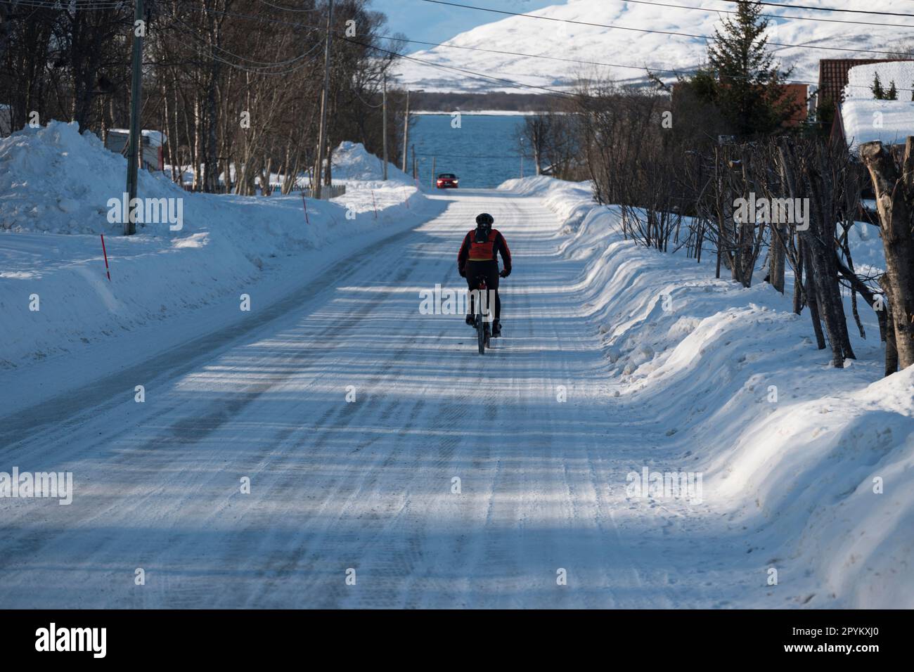 Ein Radfahrer in Tromso pendelt zur Arbeit. Stockfoto