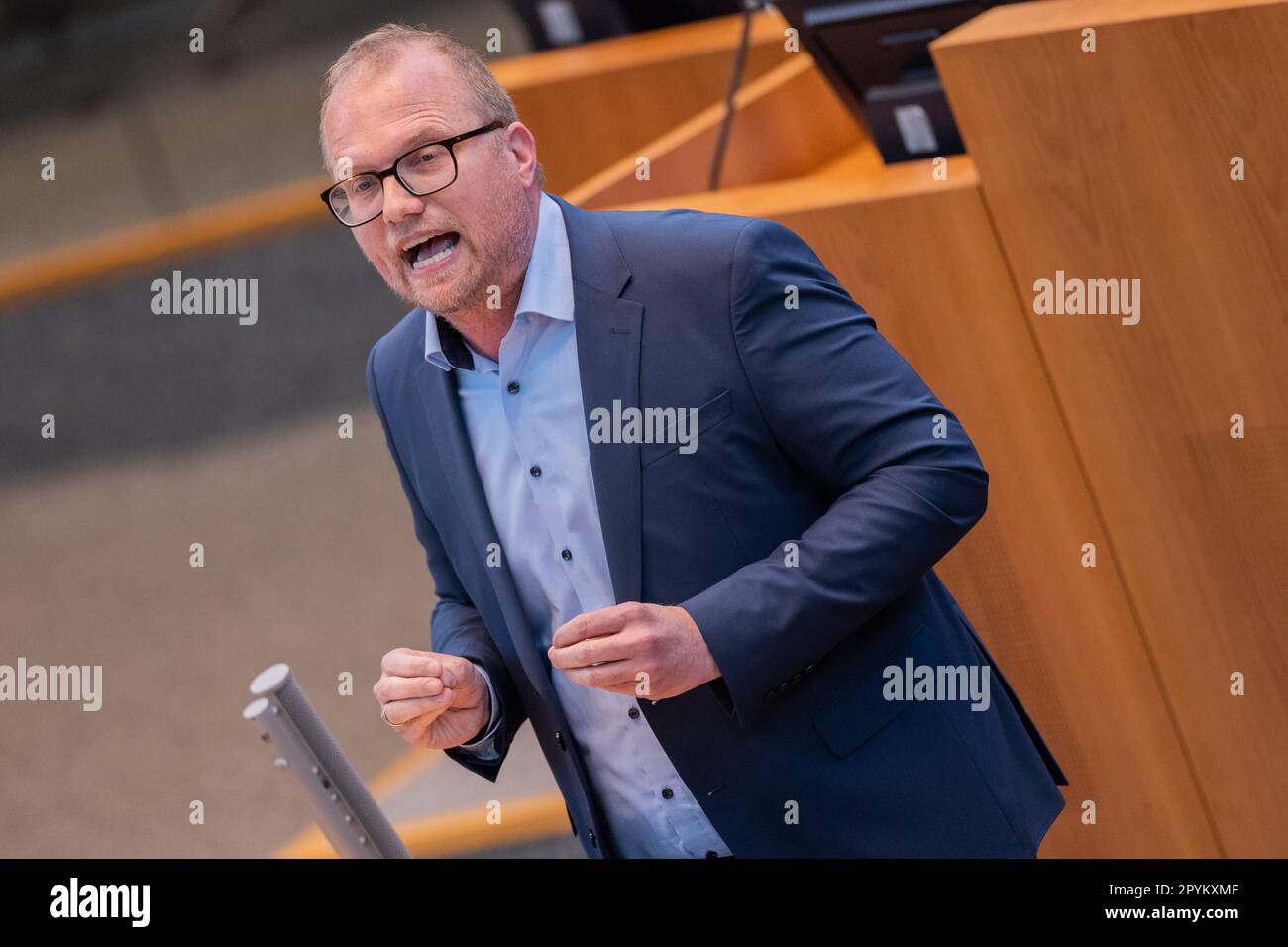 Düsseldorf, Deutschland. 04. Mai 2023. Jochen Ott (SPD), Mitglied des staatlichen parlaments, spricht in der Plenarsitzung des staatlichen parlaments. Eines der Themen im staatlichen parlament ist die Finanzierung von Bildungsmaßnahmen. Kredit: Rolf Vennenbernd/dpa/Alamy Live News Stockfoto