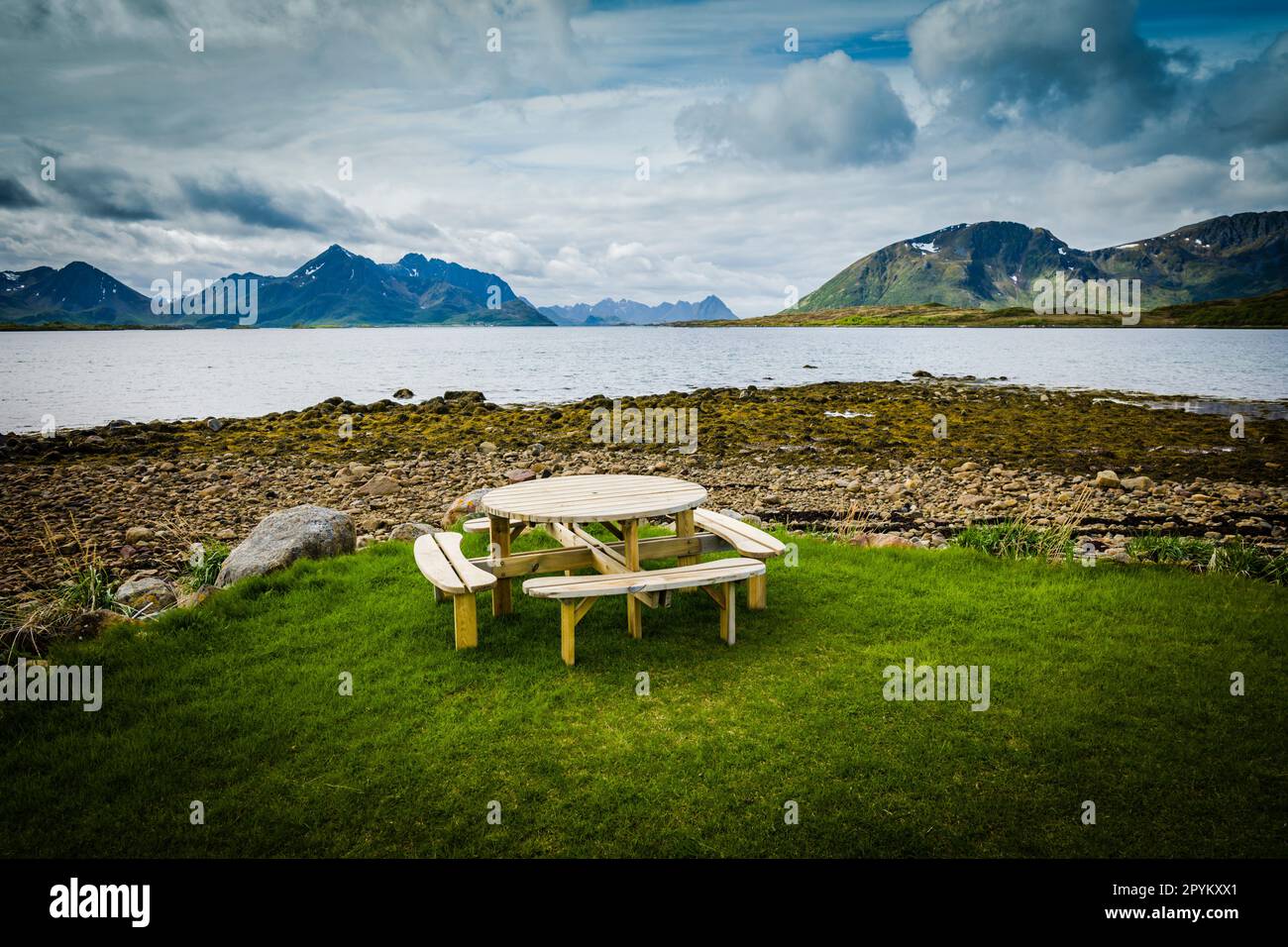 Ein Picknicktisch auf dem Campingplatz von Myre, befindet sich im nordwestlichen Teil der Insel Langøya in der Inselgruppe Vesterålen. Stockfoto