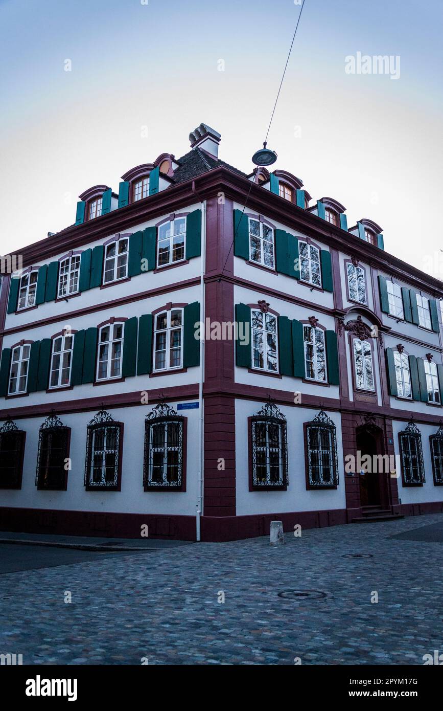 Fußgängerzone der Altstadt mit stimmungsvollen Straßen und Architektur in der Abenddämmerung, Basel, Schweiz Stockfoto