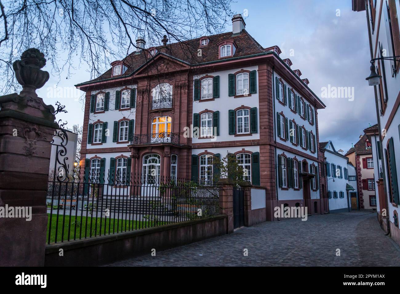 Fußgängerzone der Altstadt mit stimmungsvollen Straßen und Architektur in der Abenddämmerung, Basel, Schweiz Stockfoto