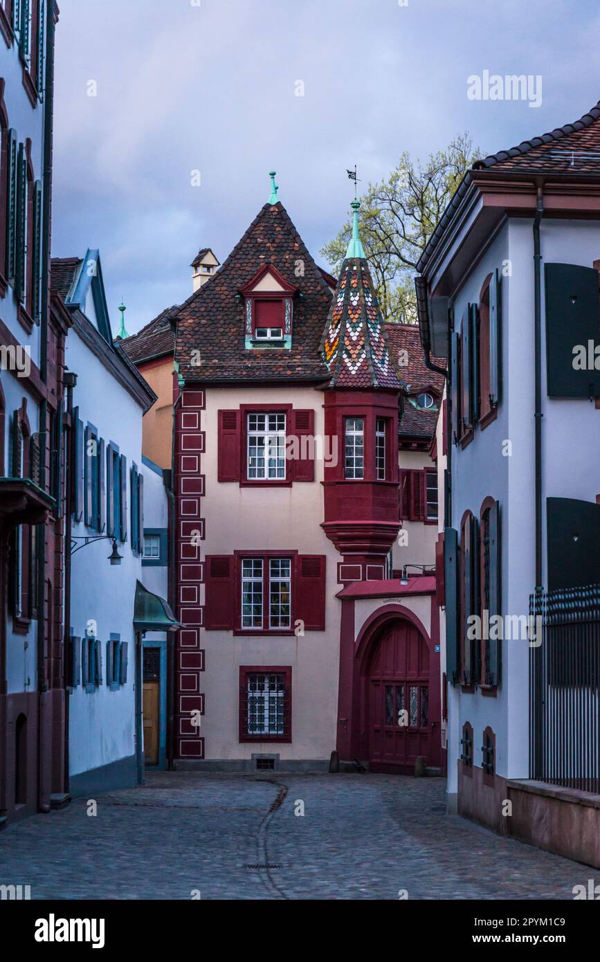 Fußgängerzone der Altstadt mit stimmungsvollen Straßen und Architektur in der Abenddämmerung, Basel, Schweiz Stockfoto